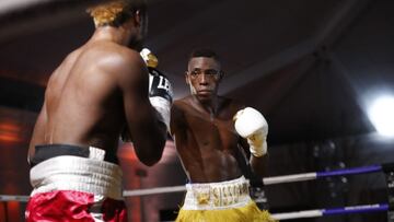 Youba Sissokho durante su debut como boxeador profesional.