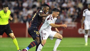 Lander Olaetxea disputa el balón ante Mohamed Bouldini, del Levante.