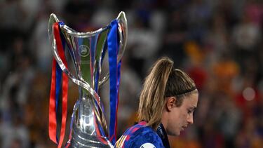 Soccer Football - Women's Champions League Final - FC Barcelona v Olympique Lyonnais - Allianz Stadium, Turin, Italy - May 21, 2022 FC Barcelona's Alexia Putellas looks dejected as she walks past the trophy after losing the Champions League REU