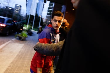 En el Hospital de Barcelona para hacerse la revisión médica. La revisión confirmó su lesión y no podrá debutar hasta dentro de tres semanas.
