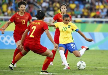 Marta (R) of Brazil takes a shot on China's goal during the women's first round match between Brazil and China of the Rio 2016 Olympic Games Soccer tournament