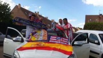 Dos socios del Madrid y dos del Atleti viajan en un coche.
