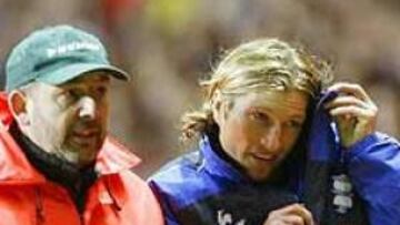 <b>INCREPADO.</B> Savage fue increpado por los aficionados del Aston Villa al retirarse a los vestuarios de Villa Park.