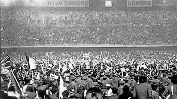 La invasi&oacute;n de los hinchas durante la final de la Recopa de 1972.