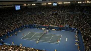<b>EXPECTACIÓN. </b>Rafa Nadal batió (6-2, 6-4 y 6-3) al croata Marin Cilic ante los espectadores del Rod Laver Arena de Melbourne.