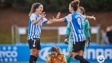 Sanadri celebra el gol con Ane Miren.