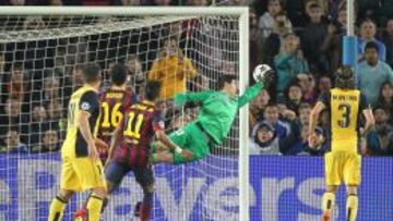 Courtois saca una mano prodigiosa a tiro de Messi.