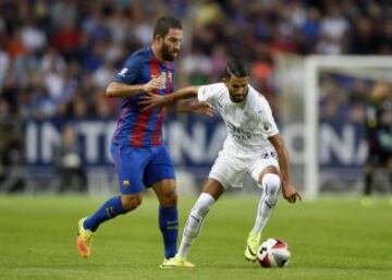 Riyad Mahrez y Arda Turan.