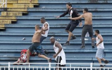 Los seguidores de ambos equipos se enfrentaron en las gradas del estadio. La policía tuvo que intervenir ante la dureza de la pelea.