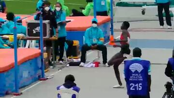 El extraño salto de altura que critica el atletismo