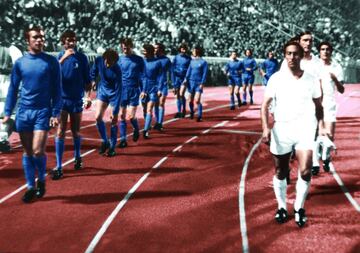 Tras perder la final de la Recopa ante el Chelsea en 1971 (se tuvieron que jugar dos encuentros para dirimir el campe¨®n), Santiago Bernab¨¦u decidi¨® que hab¨ªa que rejuvenecer la plantilla blanca. As¨ª que se puso manos a la obra. Uno de los primeros en salir fue Paco Gento, el ¨²nico jugador que puede presumir de haber ganado seis Copas de Europa. El propio extremo explicaba c¨®mo fue su salida del conjunto blanco: ¡°Un d¨ªa, estando yo en casa, me llam¨® Raimundo Saporta. Yo pens¨¦ que, como era el capit¨¢n, me llamaba para pedir consejo sobre alg¨²n jugador, c¨®mo hab¨ªa sido su comportamiento, para luego coment¨¢rselo al presidente. Sin embargo, comenz¨® a hablar de mi trayectoria, que llevaba 18 a?os en el equipo, de mi futuro, de que pod¨ªa seguir vinculado al club de alguna manera. Seg¨²n me iba diciendo eso, yo me acordaba de Alfredo (por Di St¨¦fano)... Poco a poco me iba dando cuenta de que me estaba diciendo que no iba a seguir, pero no de manera directa, hasta que me ofreci¨® ser el entrenador del equipo juvenil, eso s¨ª, cobrando lo mismo que ganaba siendo jugador. El d¨ªa de la presentaci¨®n del equipo me desped¨ª: ellos (los jugadores) estaban de corto, y yo de traje. As¨ª me fui¡¡±.