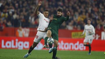 Diego Carlos pugna por un bal&oacute;n.