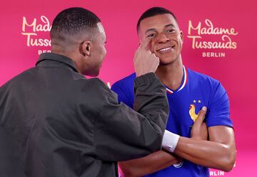 Kylian Mbappé presenta su figura con la equipación de Les Bleus que será llevada al museo Madame Tussauds en Berlín.