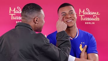Kylian Mbapp¨¦ presenta su figura con la equipaci¨®n de Les Bleus que ser¨¢ llevada al museo Madame Tussauds en Berl¨ªn.