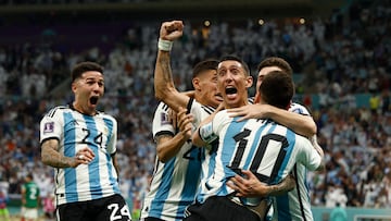 GR6004. LUSAIL (CATAR), 26/11/2022.- Jugadores de Argentina celebran hoy, en un partido de la fase de grupos del Mundial de Fútbol Qatar 2022 entre Argentina y México en el estadio de Lusail (Catar). EFE/ Rodrigo Jiménez
