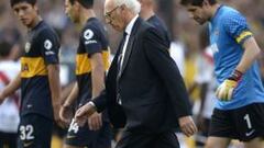 El t&eacute;cnico Carlos Bianchi camino de los vestuarios en el partido contra River el 5 de mayo.