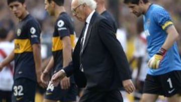 El t&eacute;cnico Carlos Bianchi camino de los vestuarios en el partido contra River el 5 de mayo.