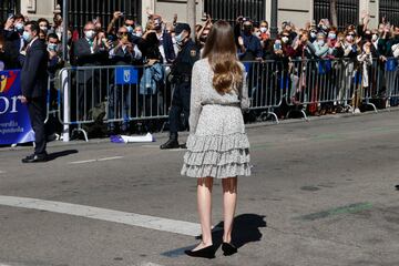 La Princesa de Asturias se ha estrenado en solitario en un acto del Instituto Cervantes, que conmemora este año el 30º aniversario de su fundación. En la foto, la Princesa saluda a la gente que esperaba su llegada. 