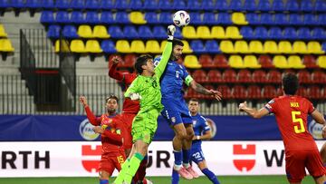 Soccer Football - FIFA World Cup - UEFA Qualifiers - Group K - Andorra v Serbia - Nou Estadi d'Encamp, Encamp, Andorra - October 14, 2025 Andorra's Iker Alvarez in action with Serbia's Aleksandar Mitrovic REUTERS/Albert Gea