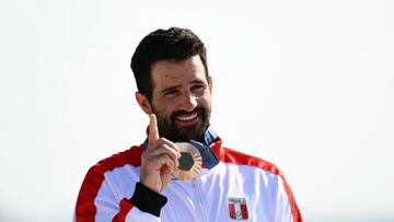 Bronze medallist Peru's Stefano Peschiera poses during the award ceremony for the men�s ILCA 7 single-handed dinghy event during the Paris 2024 Olympic Games sailing competition at the Roucas-Blanc Marina in Marseille on August 7, 2024. (Photo by Christophe SIMON / AFP)