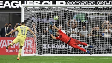 LAFC's US goalkeeper John McCarthy fails to stop a penalty from America's Uruguayan forward Jonathan Rodriguez during the Leagues Cup friendly football match between USA's Los Angeles FC and Mexico's Club America at SoFi Stadium in Inglewood, California, on August 3, 2022. (Photo by Patrick T. FALLON / AFP)