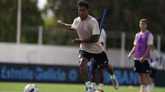 El futbolista peruano Renato Tapia se dispone a golpear el balón durante un entrenamiento del Celta este verano.