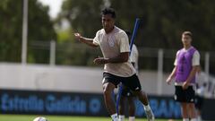 El futbolista peruano Renato Tapia se dispone a golpear el balón durante un entrenamiento del Celta este verano.
