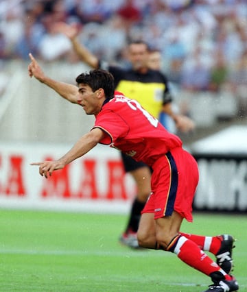 En la temporada en la que el Sevilla volvi¨® a Primera el de Utrera consigui¨® un nuevo r¨¦cord: ser el jugador m¨¢s joven de la historia de la Primera Divisi¨®n espa?ola en marcar un gol.