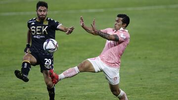 Futbol, Universidad Cat&Atilde;&sup3;lica vs Union Espa&Atilde;&plusmn;ola.
 Fecha 25, campeonato nacional 2021.
 El jugador de Universidad Cat&Atilde;&sup3;lica Edson Puch, derecha, disputa el bal&Atilde;&sup3;n contra Stefano Magnasco de Union Espa&Atil