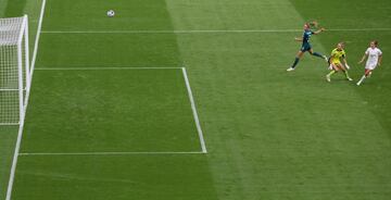 Ella Toone marca el 1-0 para Inglaterra. 
