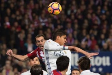 Diego Godín con Raphael Varane.