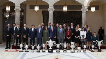 Los Reyes de Espa&ntilde;a Felipe VI y Do&ntilde;a Letizia, los reyes em&eacute;ritos Juan Carlos I y Do&ntilde;a Sof&iacute;a posan junto a Jos&eacute; Ram&oacute;n Lete, &Iacute;&ntilde;igo M&eacute;ndez de Vigo, Ignacio S&aacute;nchez Gal&aacute;n y los deportistas Marcus Cooper Walz, Sa&uacute;l Craviotto, Lydia Valent&iacute;n, Laura Sarosi, Maialen Chourraut, Chuso Garc&iacute;a Bragado, Elida Alfaro y Benilde V&aacute;zquez en la entrega de los Premios Nacionales del Deporte 2016.