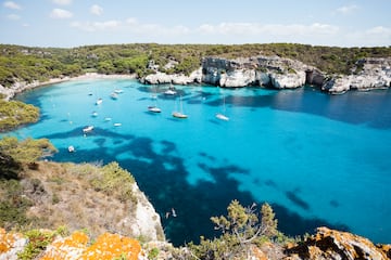 Cala Macarella y su hermana pequeña, Macarelleta, son un excelente ejemplo de este paisaje mediterráneo. Se encuentran a 14 kilómetros de Ciutadella.