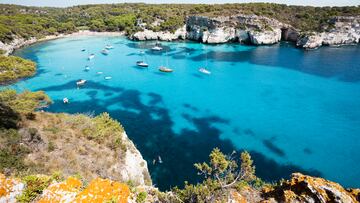 Cala Macarella y su hermana pequeña, Macarelleta, son un excelente ejemplo de este paisaje mediterráneo. Se encuentran a 14 kilómetros de Ciutadella.