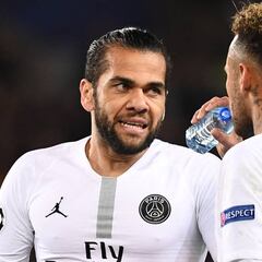 Alves y Buffon hace replantearse al PSG su política de fichajes