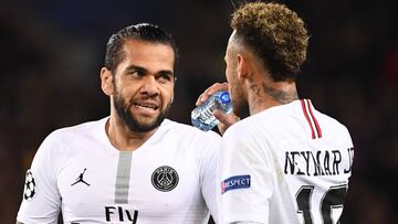 Alves y Buffon hace replantearse al PSG su política de fichajes