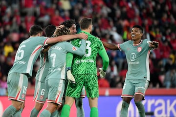 Los jugadores rojiblancos celebran con Oblak el 1-0 de Julián Álvarez. 



