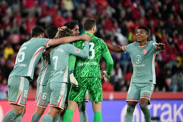 Los jugadores rojiblancos celebran con Oblak el 1-0 de Julián Álvarez. 



