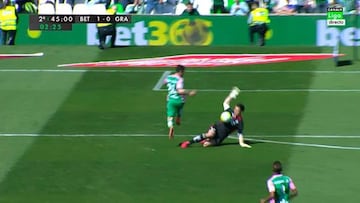 Jugada polémica. Andrés Fernández se la lleva con el pecho.