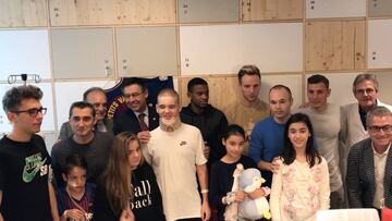 Bartomeu y la plantilla acudieron a repartir regalos a los niños