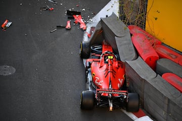 El piloto monegasco sale de su Ferrari tras chocar contra el muro en Bakú.