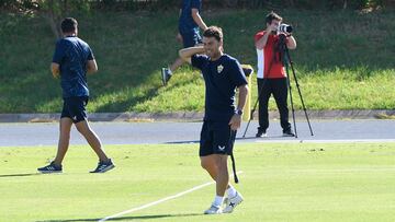 Rubi entrenador de la UD Almería durante el entrenamiento de hoy