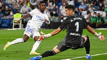 Vinicius marca uno de sus dos goles al Celta en el partido de la primera vuelta disputado en el Bernab&eacute;u.