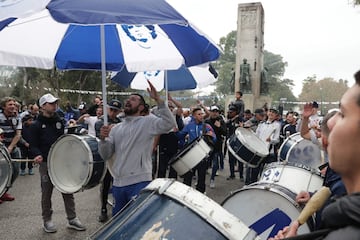 El entrenador argentino volvió al fútbol de su país como nuevo entrenador de Gimnasia La Plata. Los aficionados le aclamaron en el Estadio Juan Carmelo Zerillo.