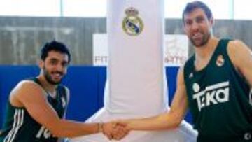 Facundo Campazzo y Andr&eacute;s Nocioni se saludan durante un entrenamiento del Real Madrid.