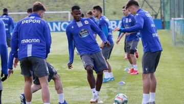 Uche Agbo, que no ha vuelto a una convocatoria desde su debut en Albacete, durante un entrenamiento.