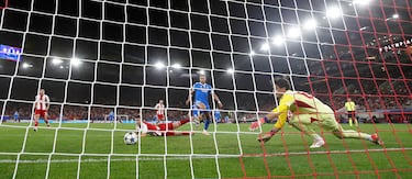 2-4. Partidazo de Vincius, que se va en carrera de Panagiotis Retsos, se mete en el área y asiste al delantero francés para que empuje el balón al fondo de la portería de Kostas Tzolakis.