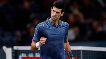 Novak Djokovic celebra un punto ante Damir Dzumhur durante su partido en el Rolex Masters de París.