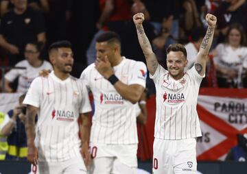 1-0. Ivan Rakitic celebra el primer gol que anota de un lanzamiento de falta directa.