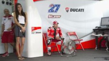 Stoner en el box de Ducati con la compa&ntilde;&iacute;a de su esposa.